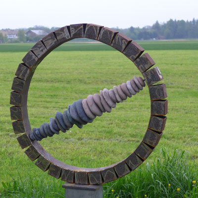 eisenring_mit_steinen_1.jpg